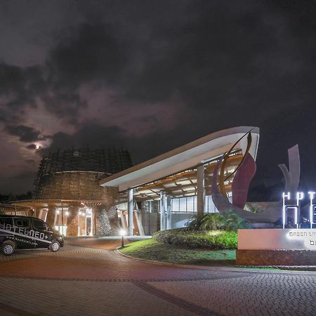 Hotel Neo+ Green Savana Sentul City Богор Экстерьер фото
