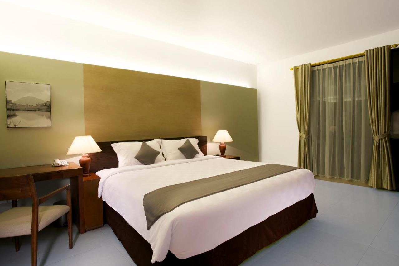 Hotel Neo+ Green Savana Sentul City Богор Экстерьер фото