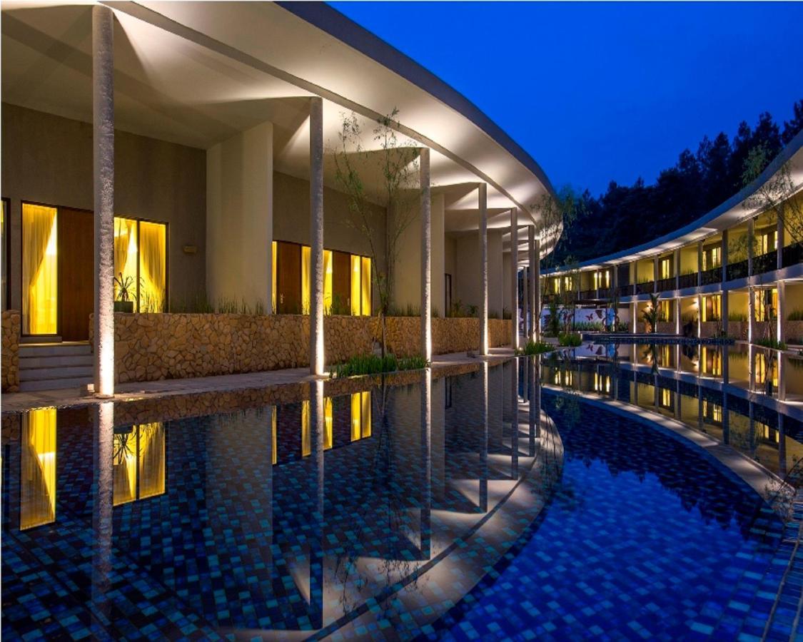 Hotel Neo+ Green Savana Sentul City Богор Экстерьер фото
