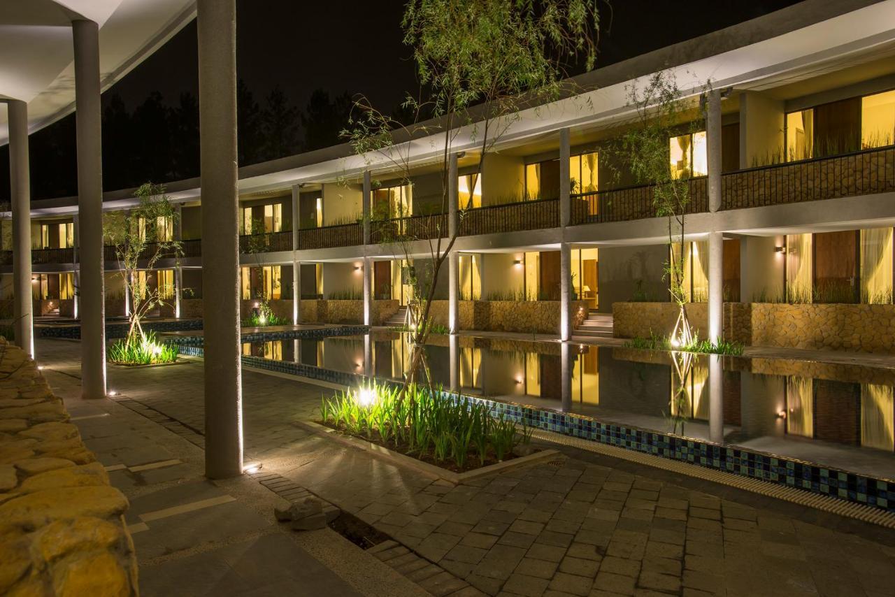 Hotel Neo+ Green Savana Sentul City Богор Экстерьер фото