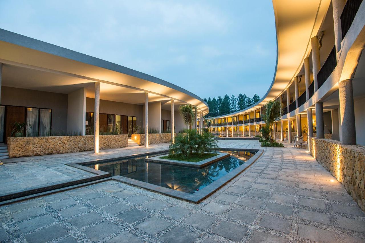 Hotel Neo+ Green Savana Sentul City Богор Экстерьер фото