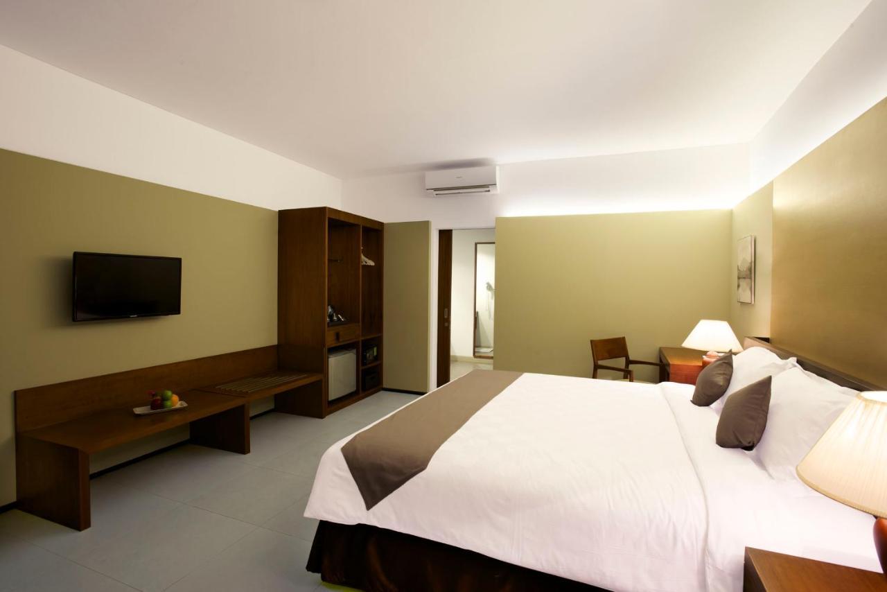 Hotel Neo+ Green Savana Sentul City Богор Экстерьер фото