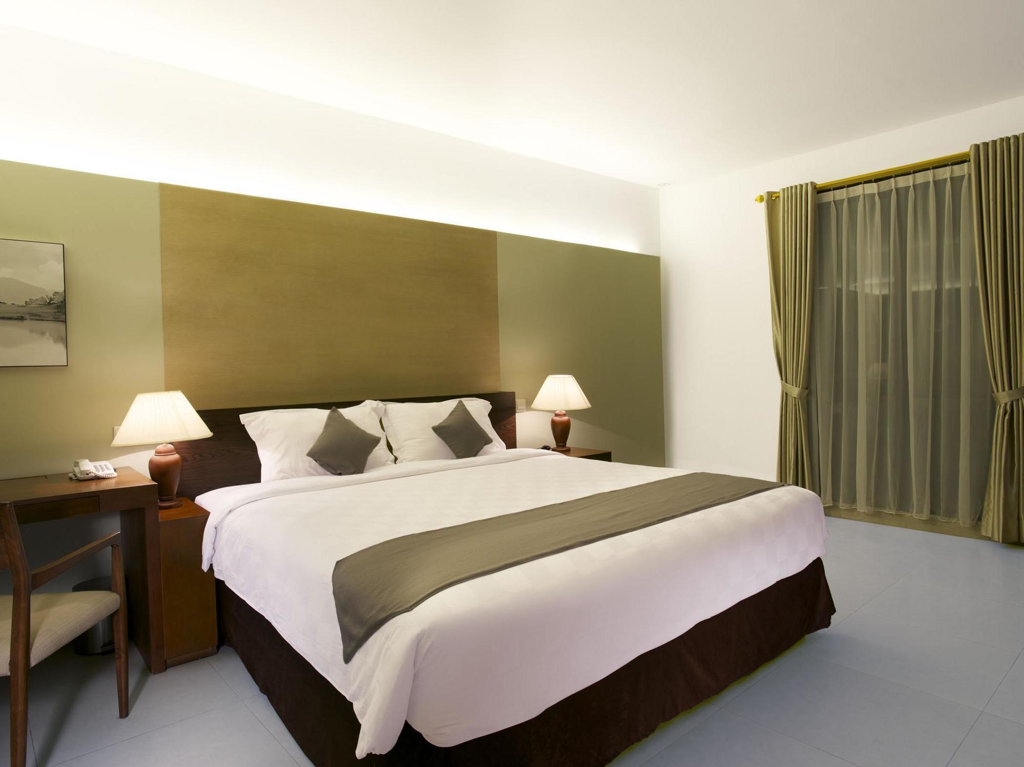 Hotel Neo+ Green Savana Sentul City Богор Экстерьер фото