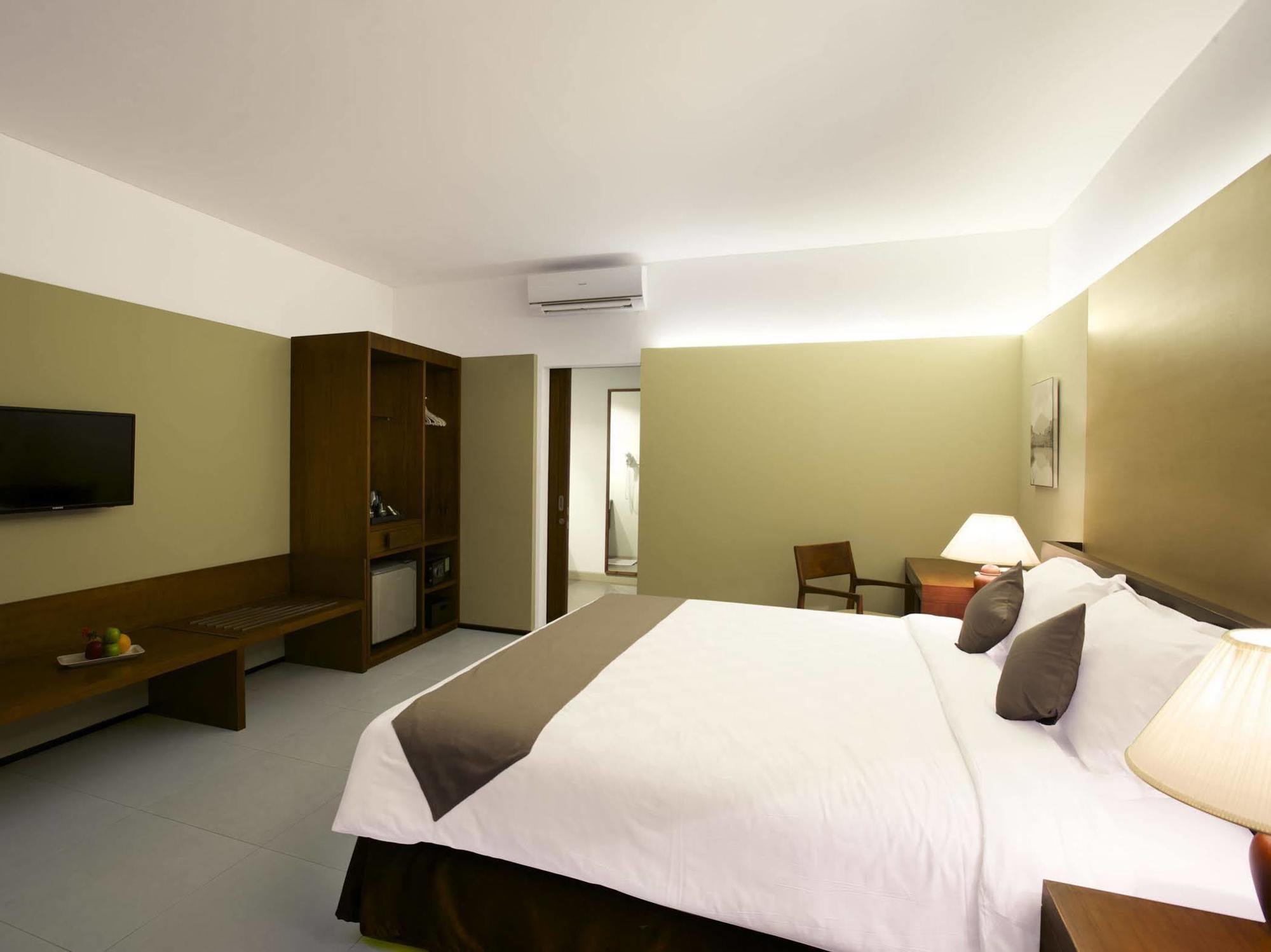 Hotel Neo+ Green Savana Sentul City Богор Экстерьер фото