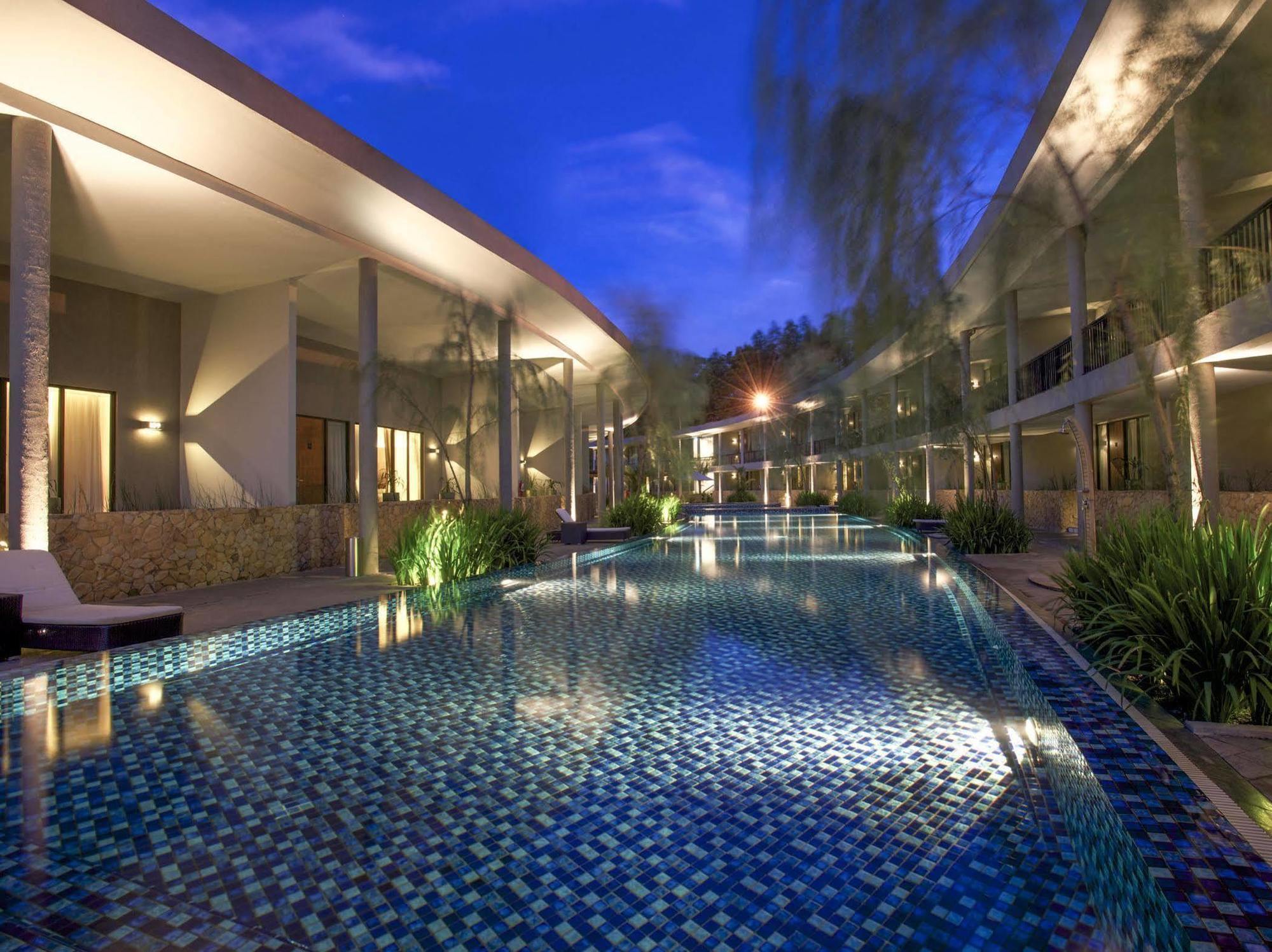 Hotel Neo+ Green Savana Sentul City Богор Экстерьер фото
