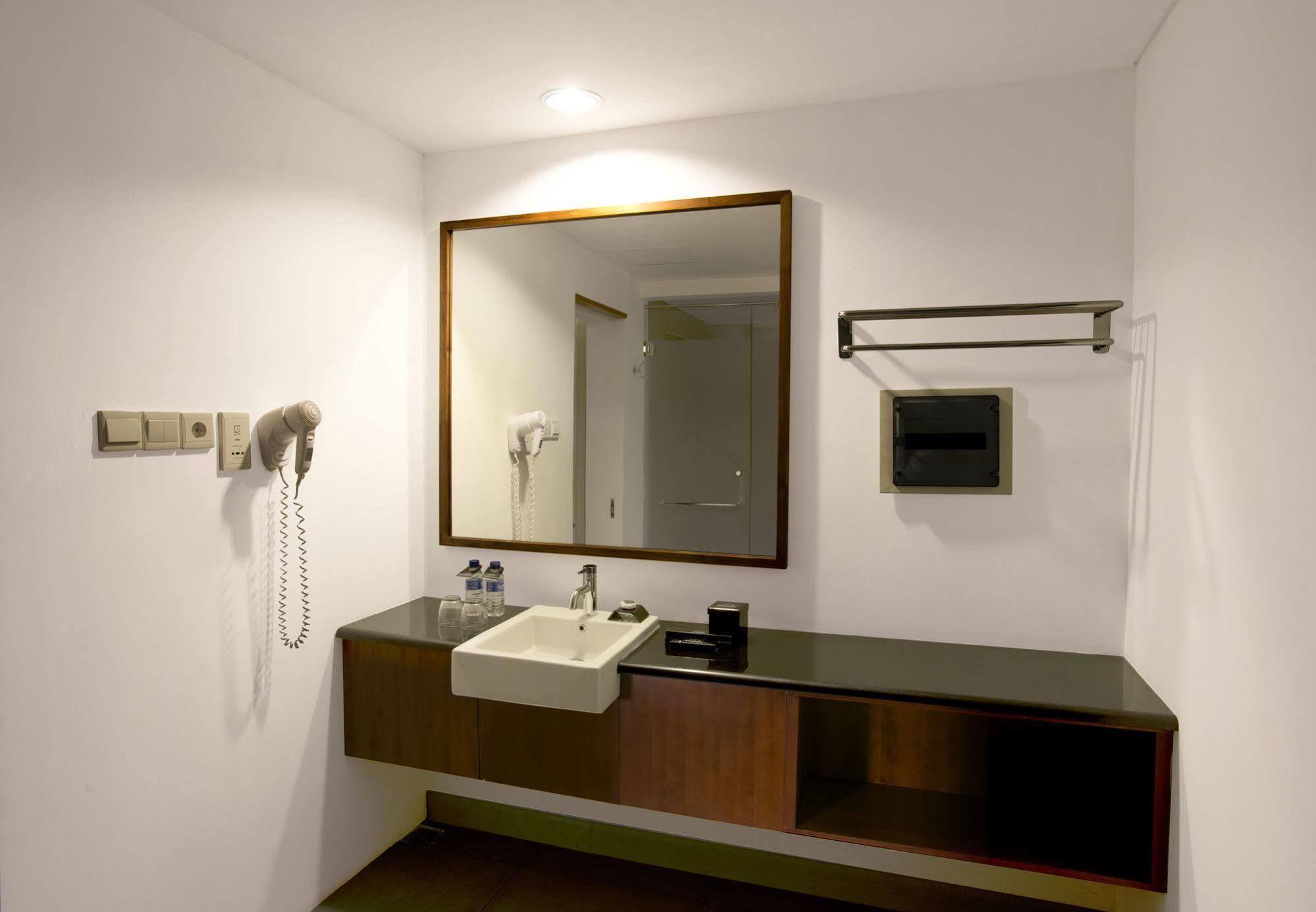 Hotel Neo+ Green Savana Sentul City Богор Экстерьер фото