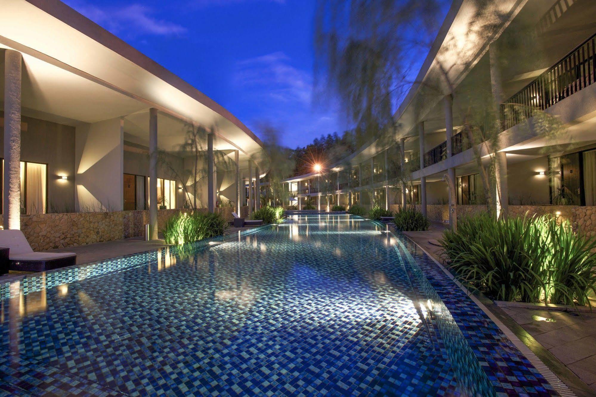 Hotel Neo+ Green Savana Sentul City Богор Экстерьер фото