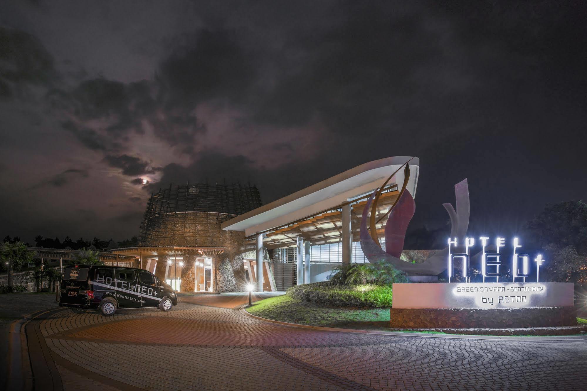 Hotel Neo+ Green Savana Sentul City Богор Экстерьер фото