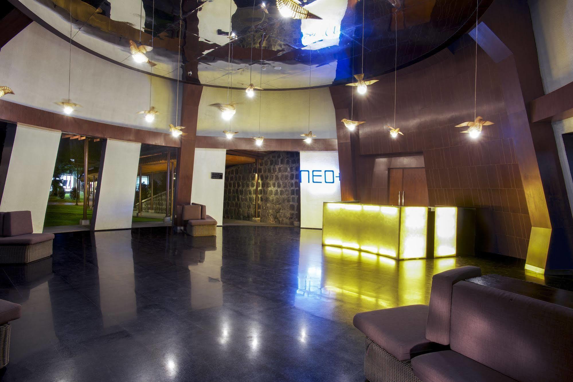 Hotel Neo+ Green Savana Sentul City Богор Экстерьер фото