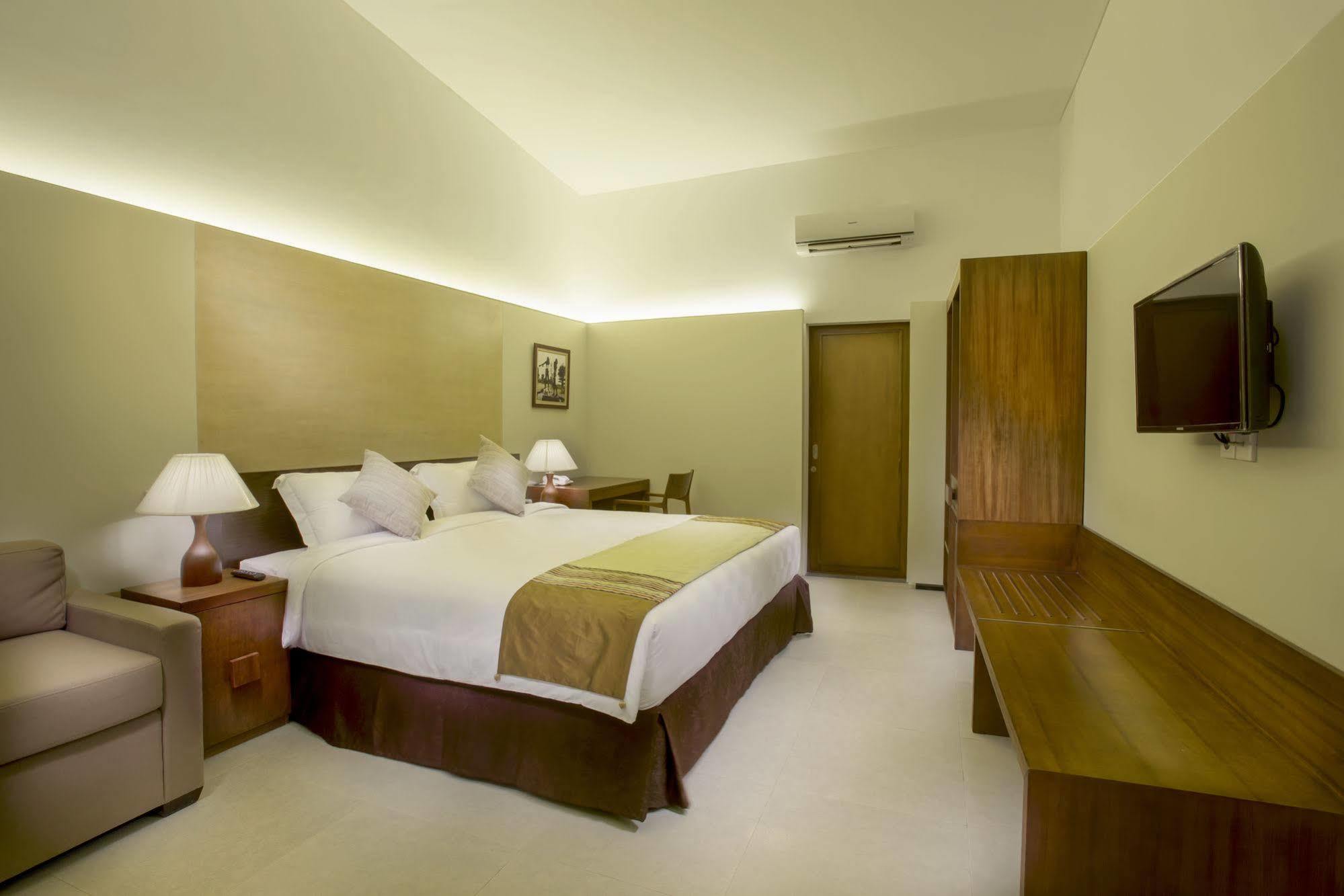 Hotel Neo+ Green Savana Sentul City Богор Экстерьер фото